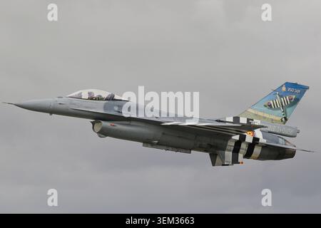 Während einer Flugschau steigt ein belgischer Luftwaffe General Dynamics F-16AM Fighting Falcon (Kennzeichen FA-57) zum D-Day in den Himmel Stockfoto