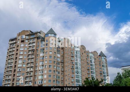 Wohngebäude, typische russische Architektur, im Stadtzentrum von Wladiwostok, Russland. Stockfoto