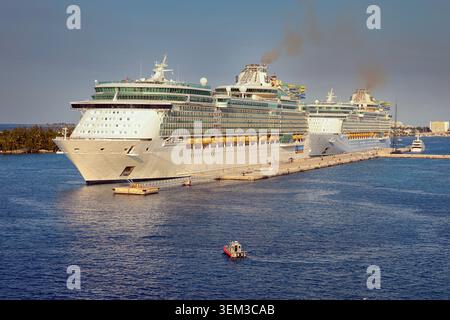 NASSAU, BAHAMAS: Das Royal Caribbean Kreuzfahrtschiff Independence of the Seas und ein Schwesterschiff dockten im Nassau Cruise Port mit einem kleinen C Stockfoto