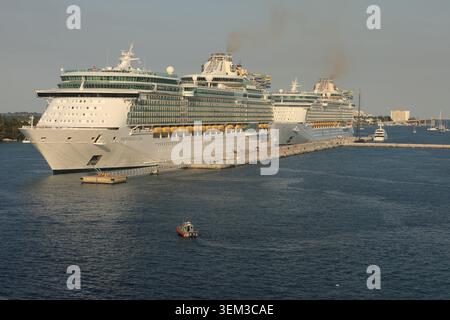 NASSAU, BAHAMAS: Das Royal Caribbean Kreuzfahrtschiff Independence of the Seas und ein Schwesterschiff dockten im Nassau Cruise Port mit einem kleinen C Stockfoto