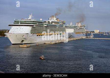 NASSAU, BAHAMAS: Das Royal Caribbean Kreuzfahrtschiff Independence of the Seas und ein Schwesterschiff dockten im Nassau Cruise Port mit einem kleinen C Stockfoto
