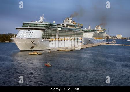NASSAU, BAHAMAS: Das Royal Caribbean Kreuzfahrtschiff Independence of the Seas und ein Schwesterschiff dockten im Nassau Cruise Port mit einem kleinen C Stockfoto