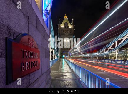 Tower Bridge bei Nacht, London, England. Die ikonische viktorianische Klappbrücke beleuchtet über der Themse nach Einbruch der Dunkelheit. Stockfoto