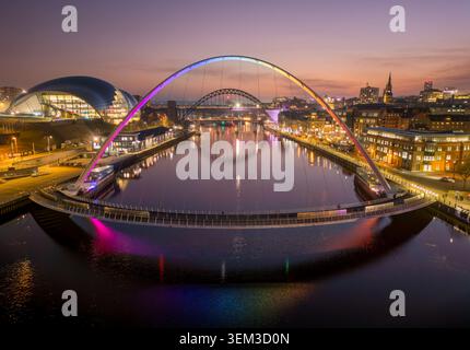Newcastle Quayside, Tyne and Wear, England, mit der Gateshead Millennium Bridge, dem BALTIC-Zentrum für zeitgenössische Kunst und der Uferpromenade des River Tyne Stockfoto