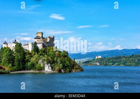 Schloss Niedzica, Polen, Europa. Niedzica Castle ist eine mittelalterliche Festung am rechten Ufer des Czorsztyn-Sees im Dorf Niedzica. Stockfoto