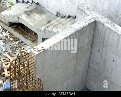 Blick auf eine Baustelle mit Stahlbetonwänden, Treppen und Stahlkäfigen in Sariyer, Istanbul, Turkiye. Stockfoto