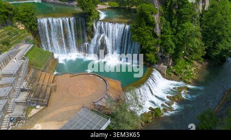 Panoramablick aus der Vogelperspektive auf den wunderschönen Pliva-Wasserfall und das mittelalterliche Schloss der Altstadt in Jajce, Bosnien und Herzegowina Stockfoto