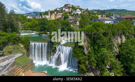 Panoramablick aus der Vogelperspektive auf den wunderschönen Pliva-Wasserfall und das mittelalterliche Schloss der Altstadt in Jajce, Bosnien und Herzegowina Stockfoto