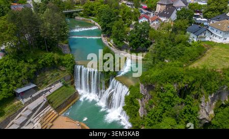 Panoramablick aus der Vogelperspektive auf den wunderschönen Pliva-Wasserfall und das mittelalterliche Schloss der Altstadt in Jajce, Bosnien und Herzegowina Stockfoto