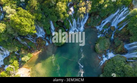 Blick von oben auf die majestätischen Wasserfälle von Kravica und den smaragdgrünen Pool in Bosnien und Herzegowina Stockfoto