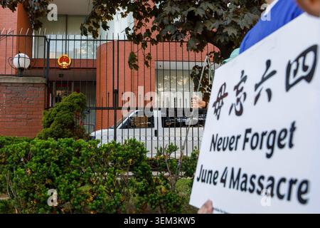 Toronto, Kanada. Juni 2026. Aktivisten aus Toronto erinnern an den Vorfall auf dem Platz des Himmlischen Friedens am 4. Juni 1989 mit einer Kundgebung im chinesischen Konsulat. Quelle: A Duan/Alamy Live News Stockfoto