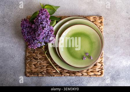 Wunderschöne Fliederblumen im Innenraum und Tischdekoration Stockfoto