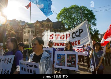 Toronto, Kanada. Juni 2026. Aktivisten aus Toronto marschieren vom chinesischen Konsulat zum Gebäude der Studentenunion der Universität Toronto, um dem Vorfall auf dem Tiananmen-Platz vom 4. Juni 1989 zu gedenken. (Foto: Albert Duan/SIPA USA) Credit: SIPA USA/Alamy Live News Stockfoto