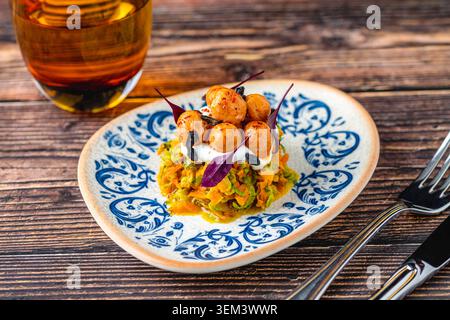 Türkische Gourmet-Vorspeise mit Kichererbsen und Karotten auf einem schönen Teller Stockfoto