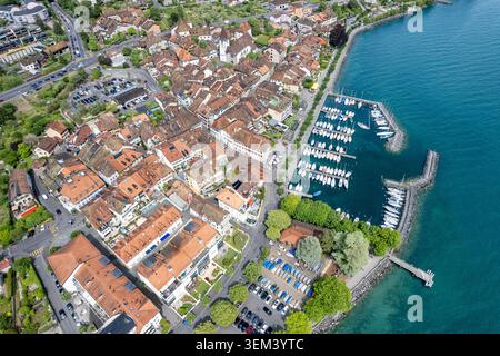 Blick aus der Vogelperspektive auf die historische Altstadt von Lutry mit roten Dächern und einem Yachthafen am Ufer des Genfer Sees Lutry, Waadt, Schweiz. Stockfoto