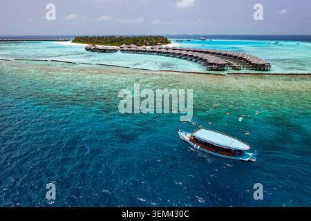 Maldiven Luftaufnahme Drohnenblick auf Luxus-Tropenresort-Insel-Wasser-Villen Boot türkis Lagune. Strandparadies. Reiseurlaub Flitterwochen Stockfoto
