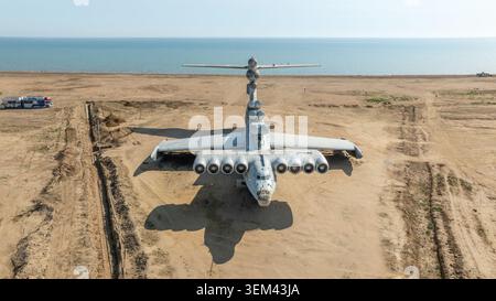 Luftaufnahme eines verlassenen sowjetischen Ekranoplan Bodeneffektfahrzeugs an einem Sandstrand in der Nähe von Arablyar, Dagestan, Russland, an der Küste des Kaspischen Meeres in Stockfoto
