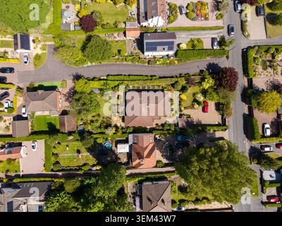WIRRAL, MERSEYSIDE, ENGLAND - 18. MAI 2026: Von oben nach unten gezogene Sicht auf Wohnhäuser und Vorstadtgärten, England Stockfoto