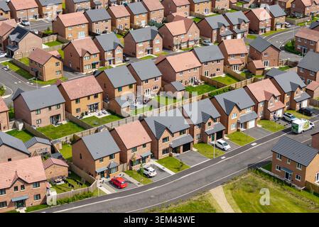 WIRRAL, MERSEYSIDE, ENGLAND - 18. MAI 2026: Reihen von kleinen Neubauten zeigen Wohnsiedlungen auf dem Wirral, Merseyside, Stockfoto