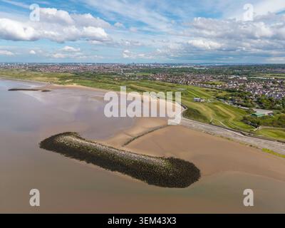 WIRRAL, MERSEYSIDE, ENGLAND - 18. MAI 2026: Luftaufnahme, Leasowe-Küste mit Felsgroyne zum Schutz der Küste, Wirral Stockfoto