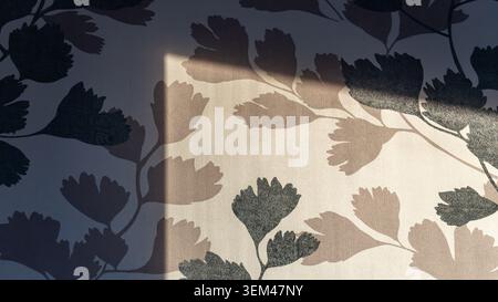 Sonnenlicht-Schattenreflexion auf Tapeziertem Innenraum Stockfoto