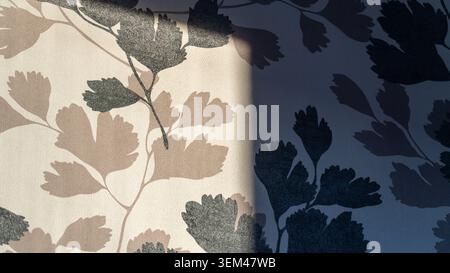 Sonnenlicht-Schattenreflexion auf Tapeziertem Innenraum Stockfoto