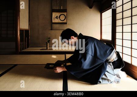 Lehrling Teemeister während der Teezeremonie in Urasenke, Kyoto Stockfoto