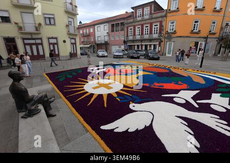 Ponte de Lima, Portugal - 4. Juni 2026: Besucher bewundern die komplizierten Sägemehl- und Blumenteppiche entlang der engen historischen Gassen von Ponte de Lima f Stockfoto