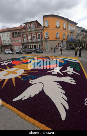 Ponte de Lima, Portugal - 4. Juni 2026: Besucher bewundern die komplizierten Sägemehl- und Blumenteppiche entlang der engen historischen Gassen von Ponte de Lima f Stockfoto