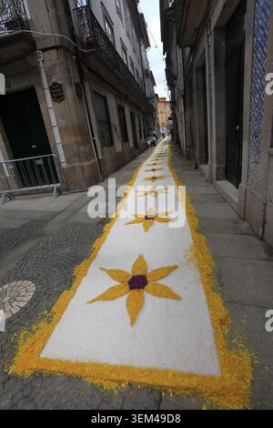 Ponte de Lima, Portugal - 4. Juni 2026: Besucher bewundern die komplizierten Sägemehl- und Blumenteppiche entlang der engen historischen Gassen von Ponte de Lima f Stockfoto