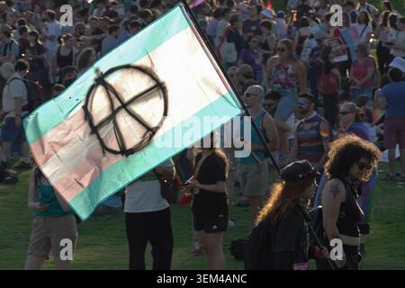 JERUSALEM – 4. JUNI: Eine Person läuft mit einer Flagge mit dem Kreis A oder Anarchist Als Symbol, während sich die Teilnehmer im Sacher Park in der Nähe des israelischen Regierungskomplexes versammeln, um an der jährlichen Jerusalem Gay Pride Parade am 4. Juni 2026 in Jerusalem teilzunehmen. Israel Stockfoto