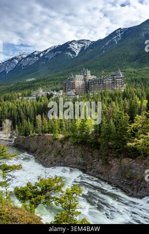 Fairmont Banff Springs Hotel mit Stromschnellen und Bergen am Bow River Stockfoto