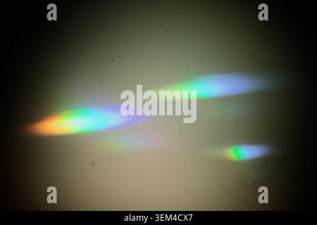 Abstrakte Regenbogenlichtbrechung auf staubstrukturiertem Hintergrund Stockfoto