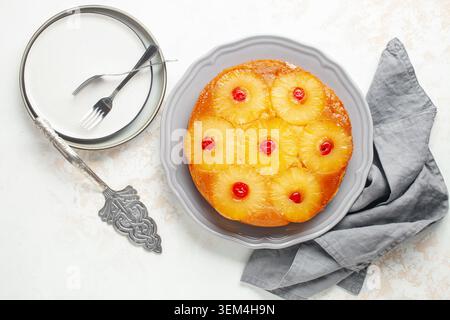 Hausgemachte Ananaskuchen mit kandierten Kirschen. Tropisches Dessert auf weißem Hintergrund. Draufsicht Stockfoto