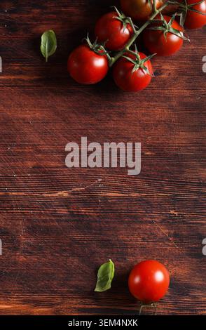 Frische Tomaten auf einer hölzernen Hintergrund Stockfoto