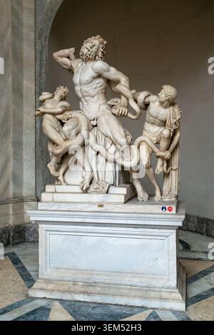 ROM, VATIKAN - 9. MÄRZ 2023: Die Skulpturengruppe „Laokoon mit den Söhnen“ ist ein herausragendes Werk antiker Kunst in den Vatikanischen Museen. Stockfoto