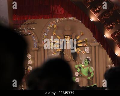 Durga Puja Idol zeigt die Göttin Durga, die Mahishasura während der Festfeier in Delhi, Indien, tötet. Stockfoto