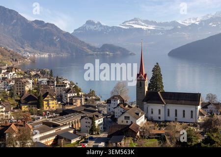 Ein malerischer Blick auf den Seebad Weggis am Ufer des Vierwaldstättersees im Kanton Luzern, Zentralschweiz. Stockfoto