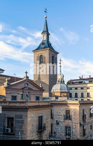 Vertikale Nahaufnahme der Iglesia de San Gines in Madrid, Spanien, mit einer Ziegelfassade und einem kunstvollen Glockenturm. Diese historische Kirche Stockfoto