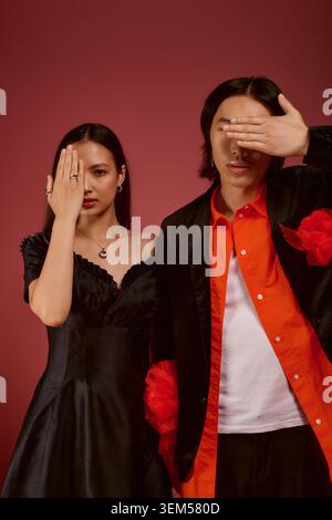 Ein stilvolles asiatisches Paar posiert spielerisch und strahlt Liebe und Freude aus. Stockfoto