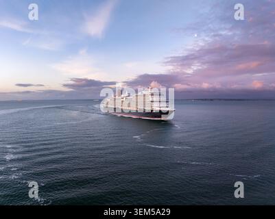 Queen Anne, Cunards neuestes Luxus-Kreuzfahrtschiff, kommt in Southampton am frühen Morgen an und bietet einen spektakulären Blick aus der Luft. Stockfoto
