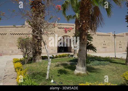 Der nach Westen ausgerichtete Haupteingang des Nubischen Museums in Assuan, Ägypten, blickt wie traditionelle nubische Häuser auf den Nil. Stockfoto