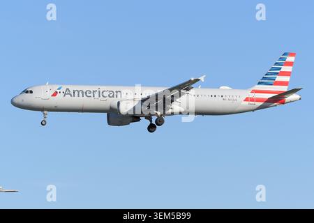 American Airlines Airbus A321 im Anflug auf LAX mit schönem Winterlicht Stockfoto