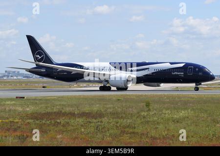 Lufthansa Boeing 787-9 Jubiläumslivery startet auf der Start- und Landebahn 18 des Frankfurter Flughafens. Stockfoto