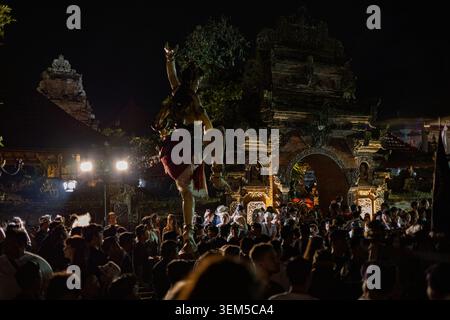 Kecak Tanzvorstellung im Pura Dalem Tempel, Ubud, Bali, Indonesien Stockfoto