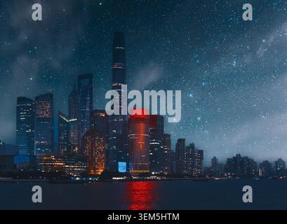 Panoramablick auf die Skyline von Lujiazui und den Fluss Huangpu unter Sternenhimmel. Stockfoto
