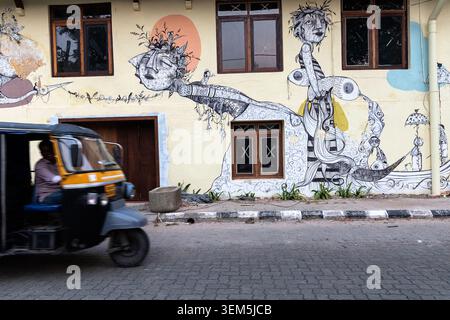 Traditionelle Straßenszene in der historischen Stadt Kochi, Kerala, die Einheimische, Erbearchitektur und das tägliche Leben in Indien zeigt. Stockfoto