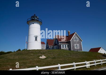 Falmouth, Massachusetts, USA, 11. September 2025: Nobska Lighthouse und angrenzende Hütten unter einem lebendigen, wolkenlosen Himmel Stockfoto