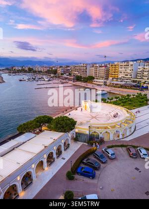 Panorama von Patras City, Griechenland Eine weitläufige Panoramaansicht von Patras, Griechenland, die seine Küstenlandschaft, die lebendige Stadtlandschaft und den wunderschönen Golf zeigt Stockfoto