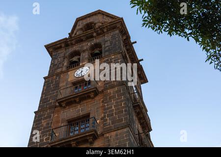 Flacher Blick auf einen historischen Glockenturm aus vulkanischem Stein in der Kolonialstadt La Laguna, Teneriffa, Spanien. Stockfoto